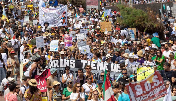 Canarias AL LÍMITE: La sobredimensión turística y su costo silenciado
